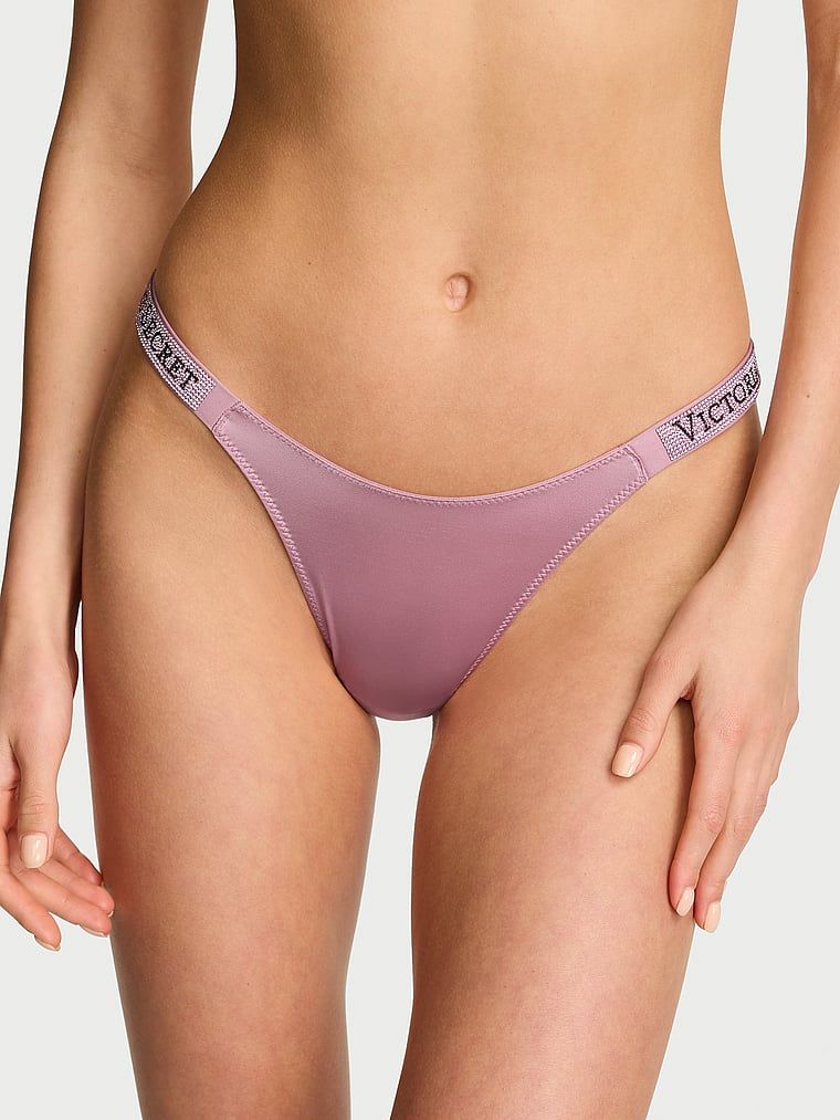 Tanga cu curele lucioase Shine Strap. Produsul este roz și provine din colecția Very Sexy.