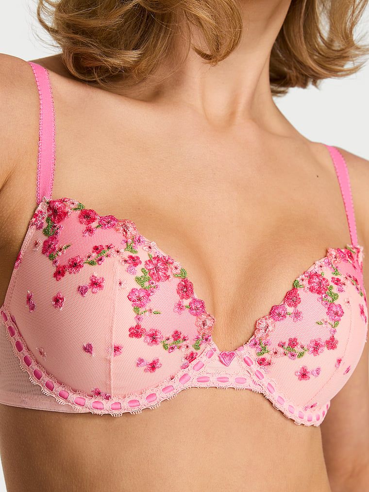 Sutiene push-up Hearts & Roses. Produsul este modelat și provine din colecția Dream Angels.