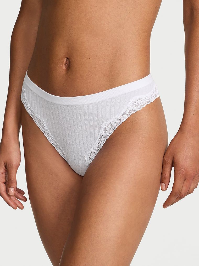 Tanga cu dantelă pe marginile Seamless Rib. Produsul este alb și provine din colecția Body by Victoria.