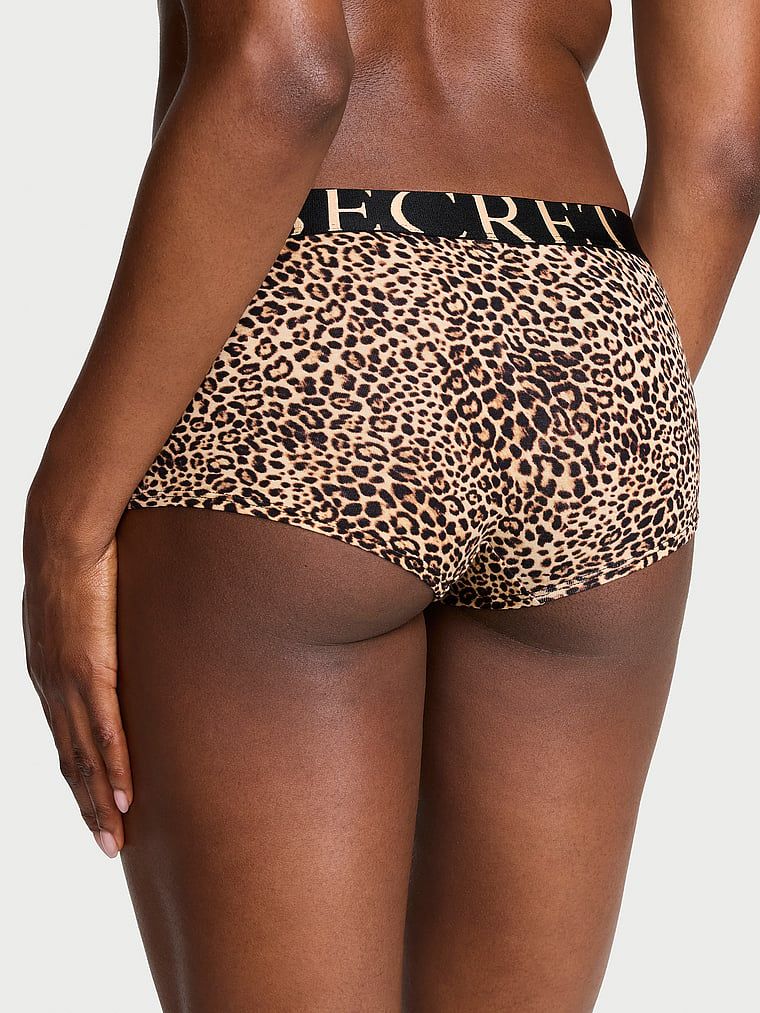 Pantaloni scurți de bumbac au explodat logo-ul Boyshort. Produsul este modelat și provine din colecția Bumbac.