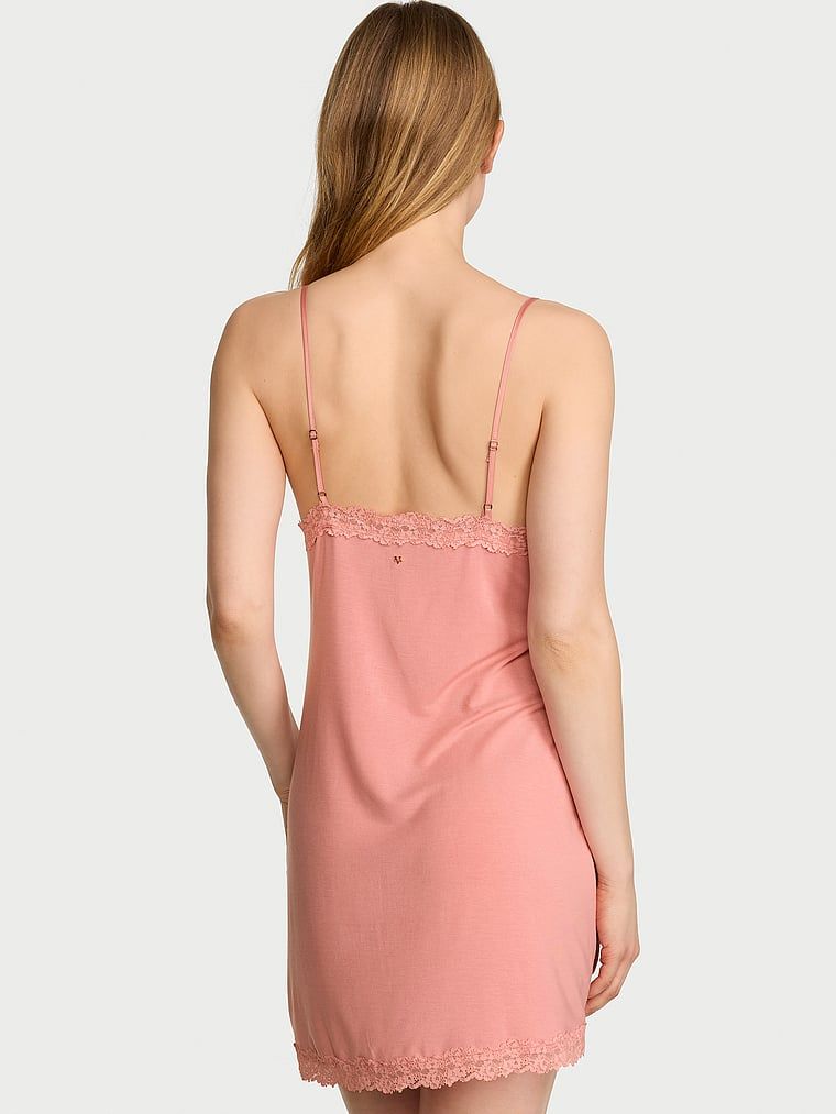 Cămașă de noapte realizată din SoSoft modal. Produsul este roz și provine din colecția Victoria's Secret.