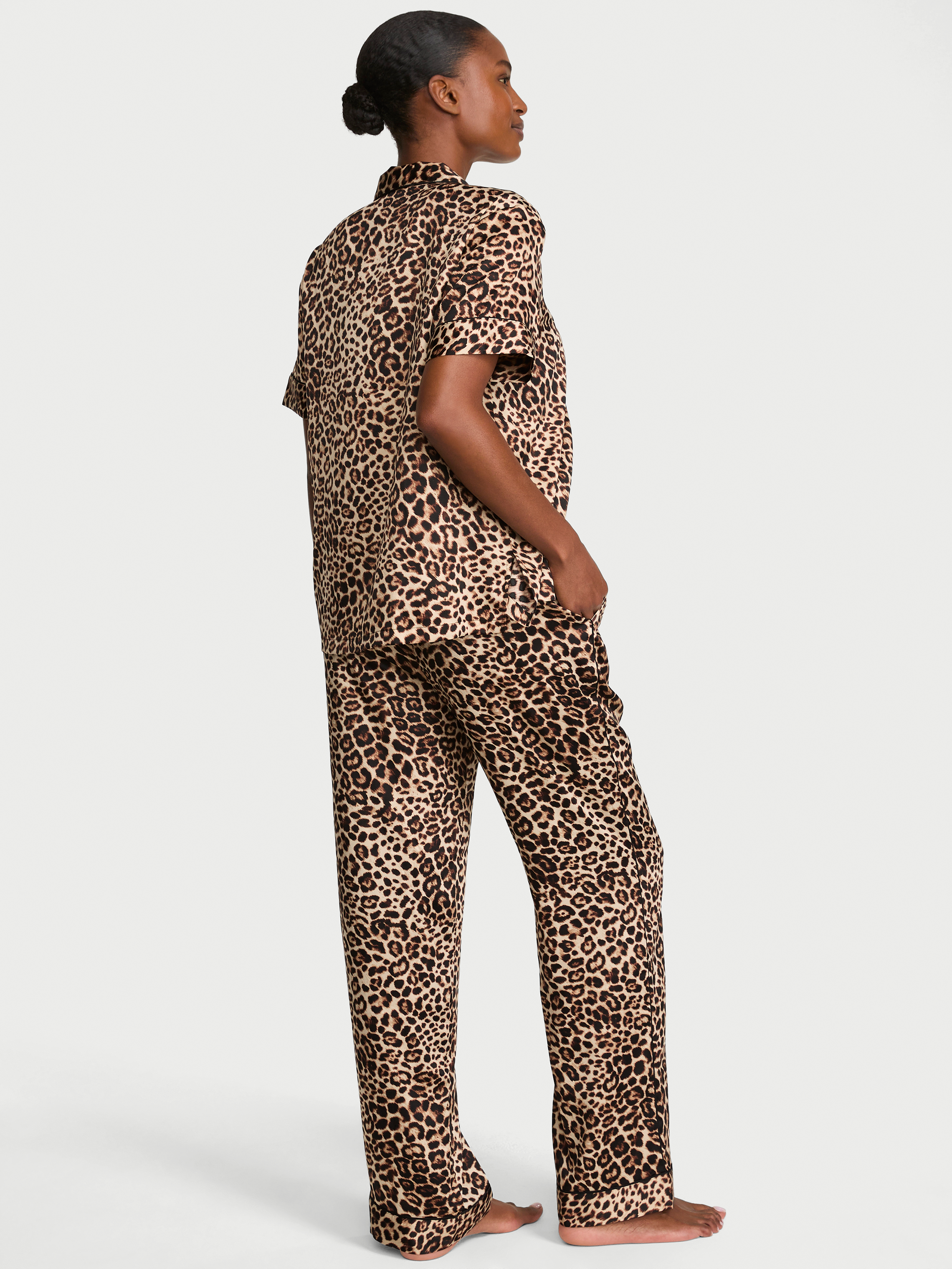 Pijamale din satin cu mâneci scurte și pantaloni lungi Signature. Produsul are o culoare cu model animal și provine din colecția Victoria's Secret.