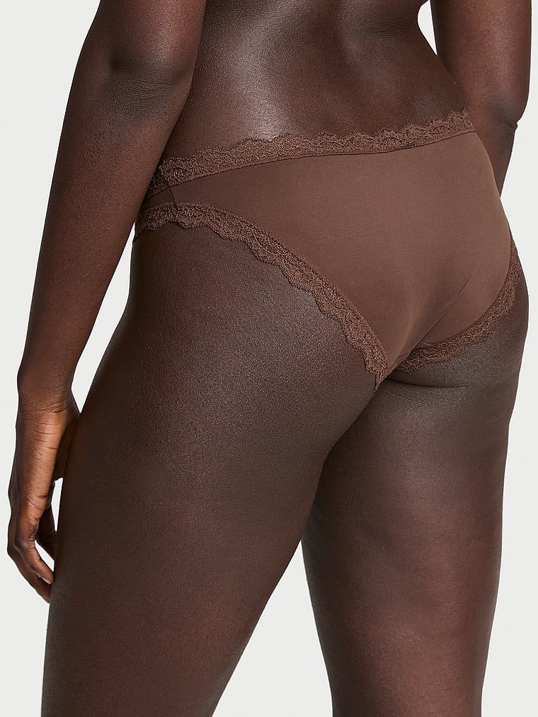 Chiloți cu dantelă pe marginile bikinilor cu dantelă. Produsul este maro și provine din colecția Dream Angels.
