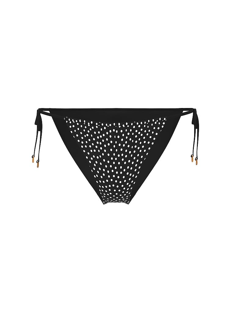 Slip esențial cu legătură laterală Itsy Bikini. Produsul este modelat și provine din colecția Victoria's Secret Swim.