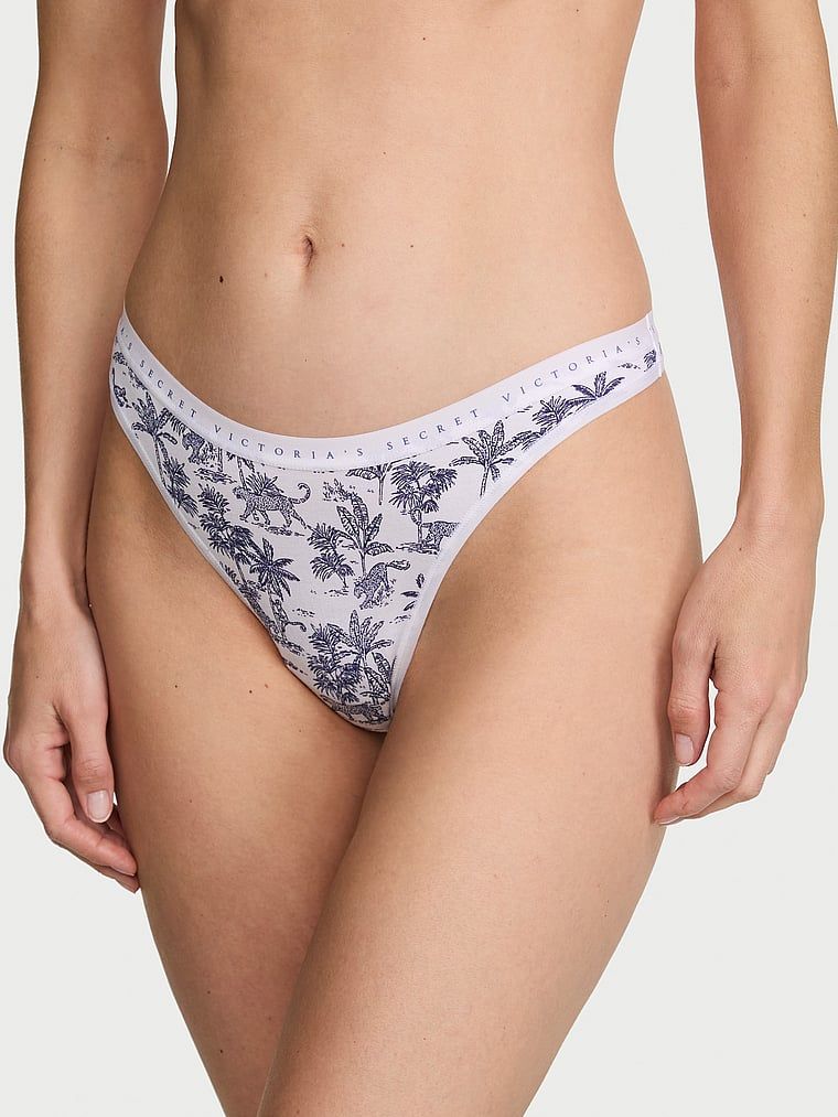 Tanga de bumbac cu picior înalt. Produsul este modelat și provine din colecția Victoria's Secret.