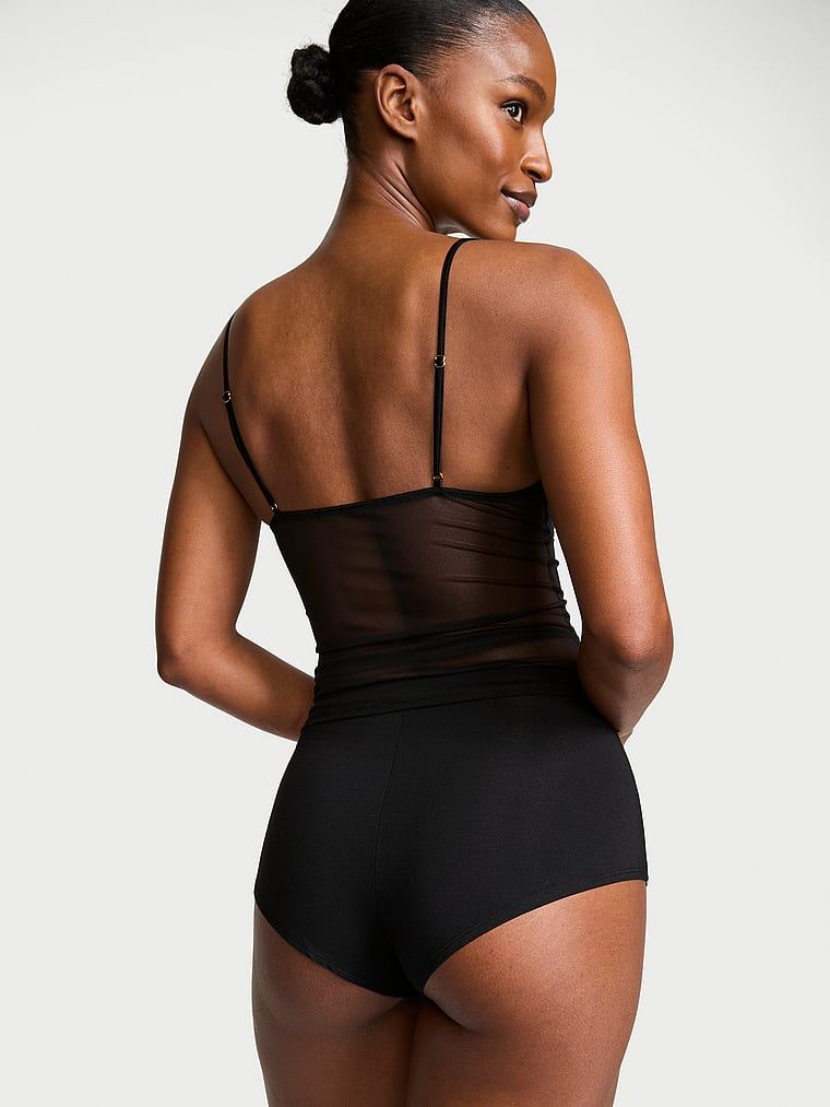 Set de dormit - top și pantaloni scurți realizați din plasă modală și Sheer Reveal. Produsul este negru și provine din colecția Very Sexy.