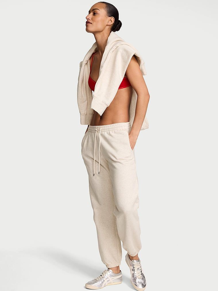 Pantaloni de trening în afara serviciului. Produsul este bej și provine din colecția Angel Essentials.