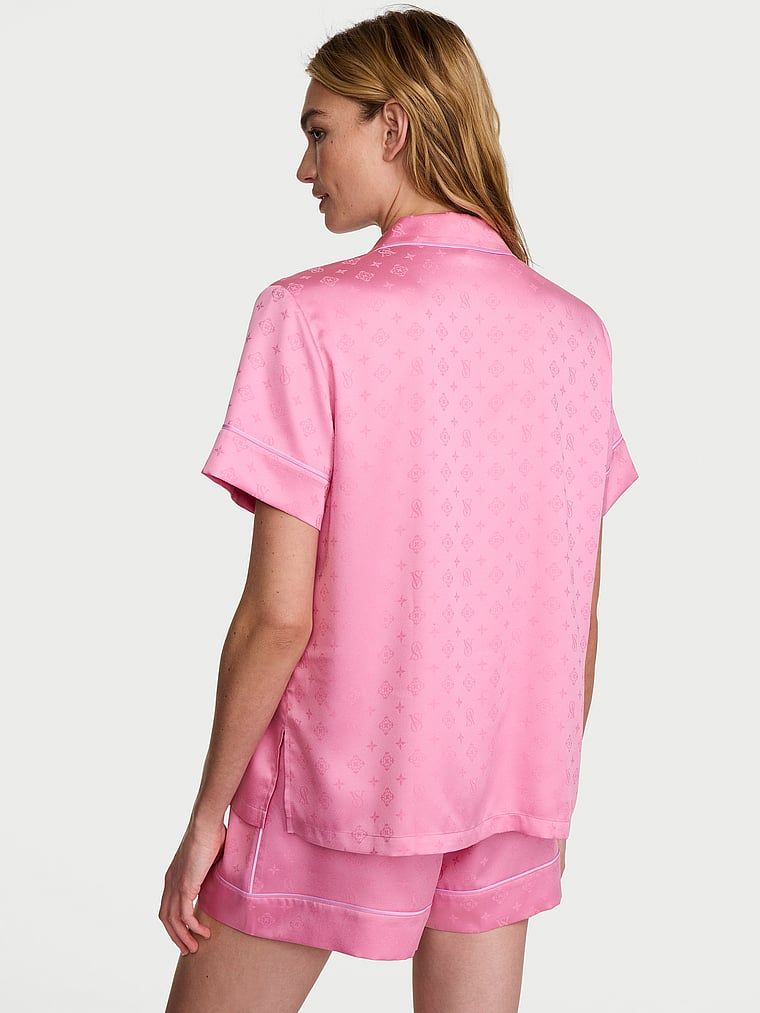 Pijamale de satin cu pantaloni scurți semnătură. Produsul este roz și provine din colecția Victoria's Secret.
