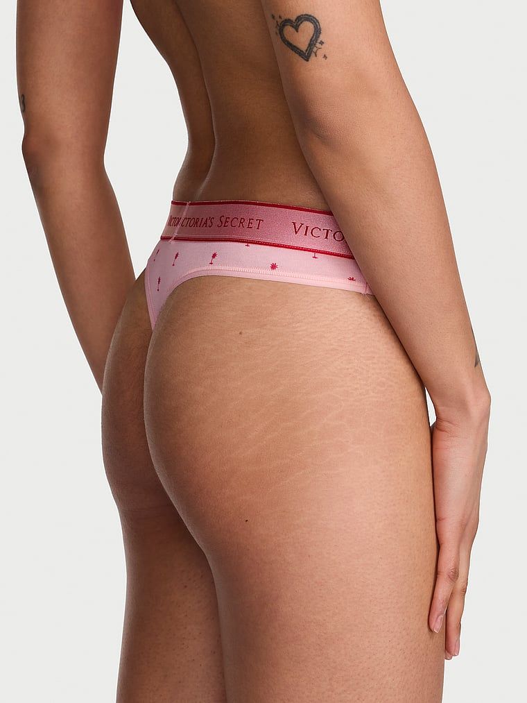 Tanga de bumbac cu logo la talie. Produsul este modelat și provine din colecția Bumbac.