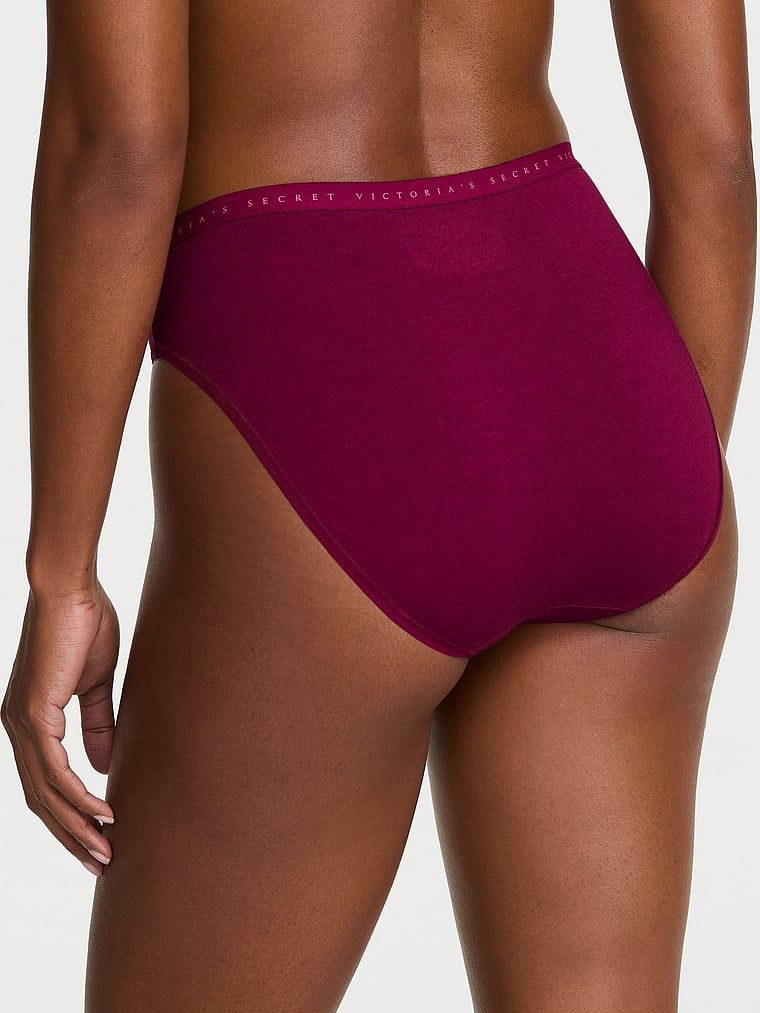 Chiloți din bumbac cu picioare înalte, pantaloni scurti cu picior înalt. Produsul este roz și provine din colecția Victoria's Secret.