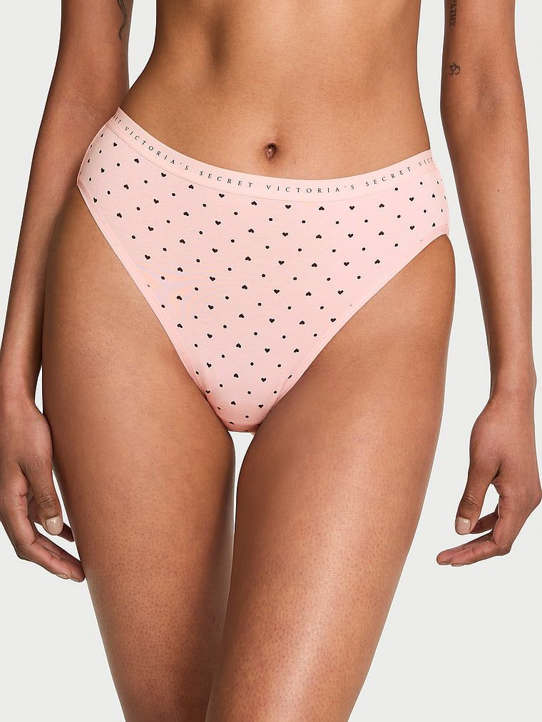 Chiloți din bumbac cu picioare înalte, pantaloni scurti cu picior înalt. Produsul este modelat și provine din colecția Victoria's Secret.