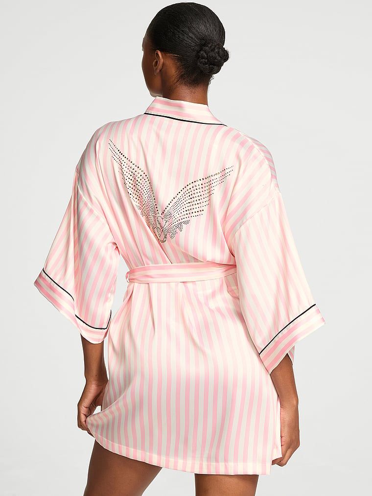 Halat de baie din satin scurt VSFS 2025. Produsul este modelat și provine din colecția Victoria's Secret.