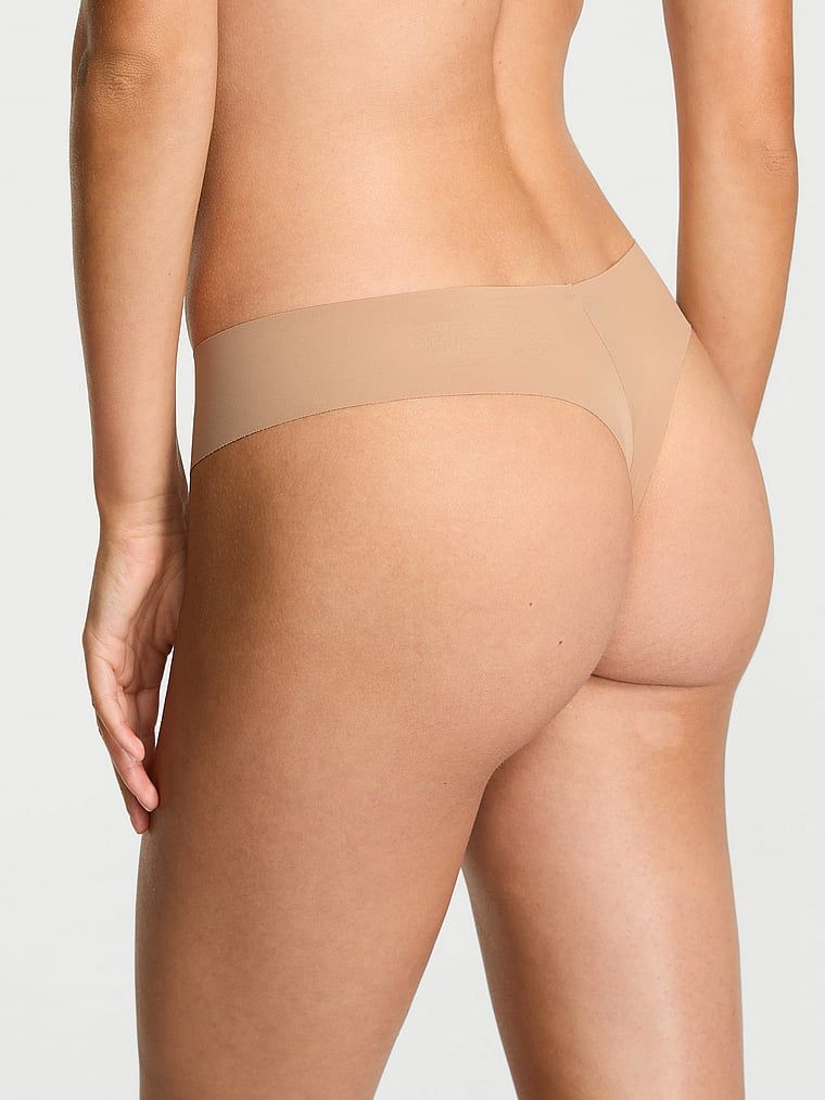 Tanga fără sudură fără prezentare. Produsul este de culoare bej și provine din colecția No-Show.