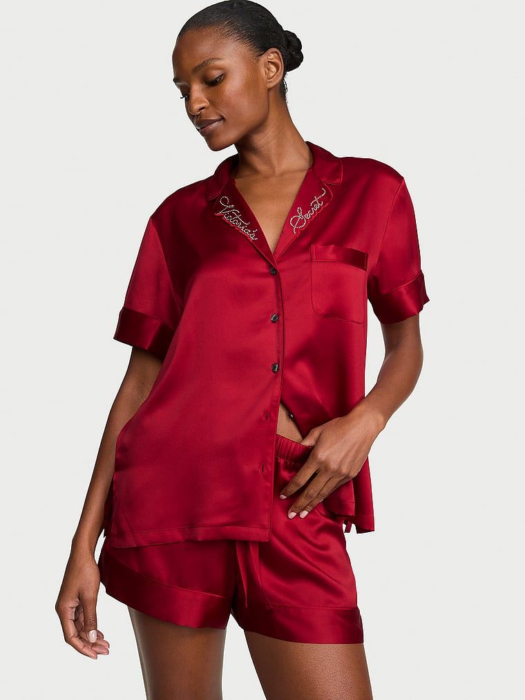 Pijamale de satin cu pantaloni scurți semnătură. Produsul este roșu și provine din colecția Victoria's Secret.