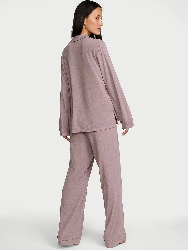 Pijamale făcute din SoSoft modal. Produsul este de culoare mov și provine din colecția Victoria's Secret.