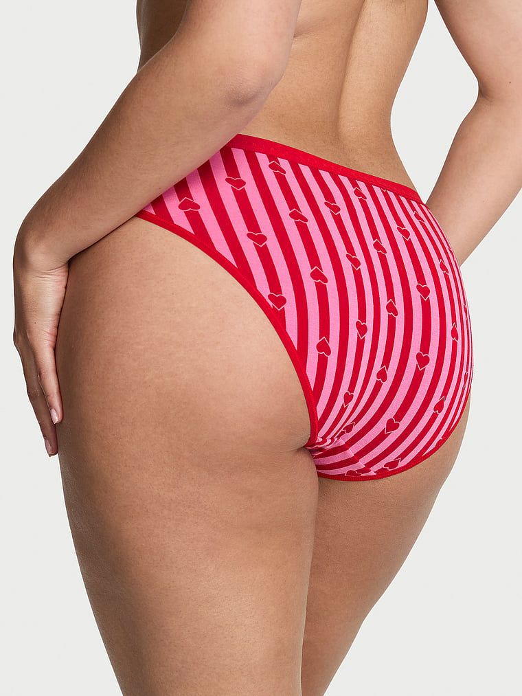 Chiloți de bumbac Bikini. Produsul este modelat și provine din colecția Victoria's Secret.