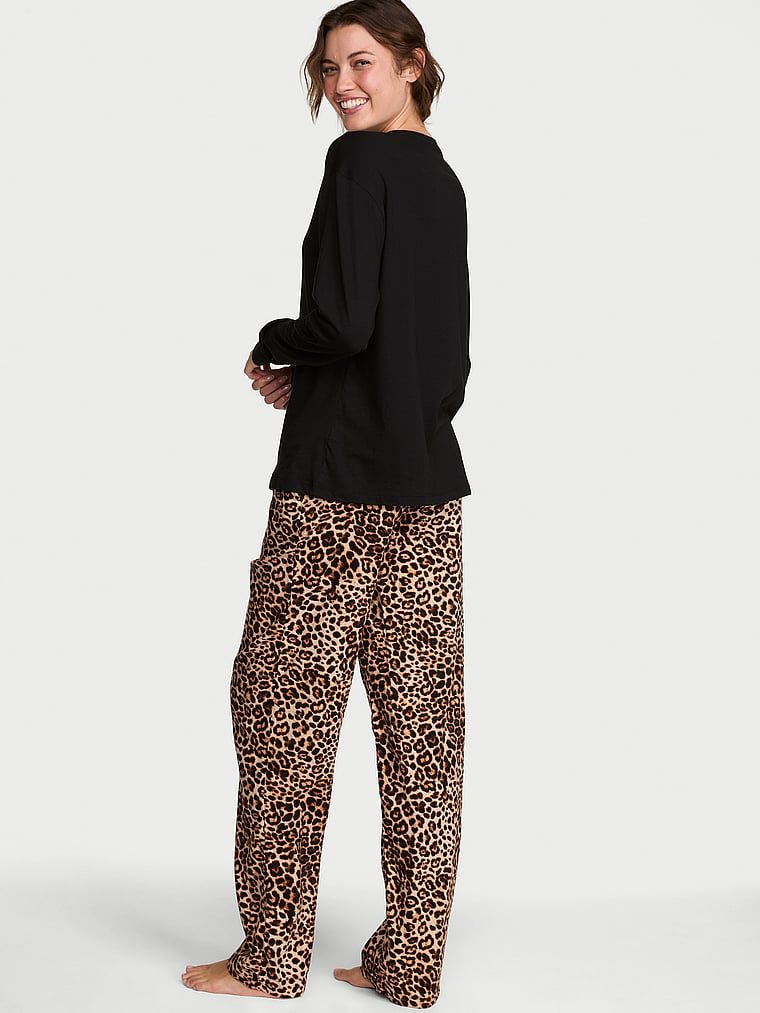 Pijamale lungi din flanel Tee-Jama. Produsul este negru și provine din colecția Victoria's Secret.