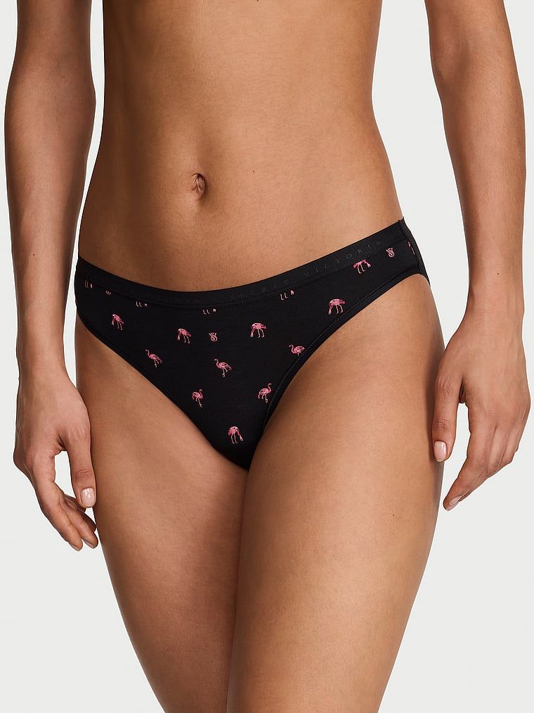 Chiloți de bumbac Bikini. Produsul este modelat și provine din colecția Victoria's Secret.