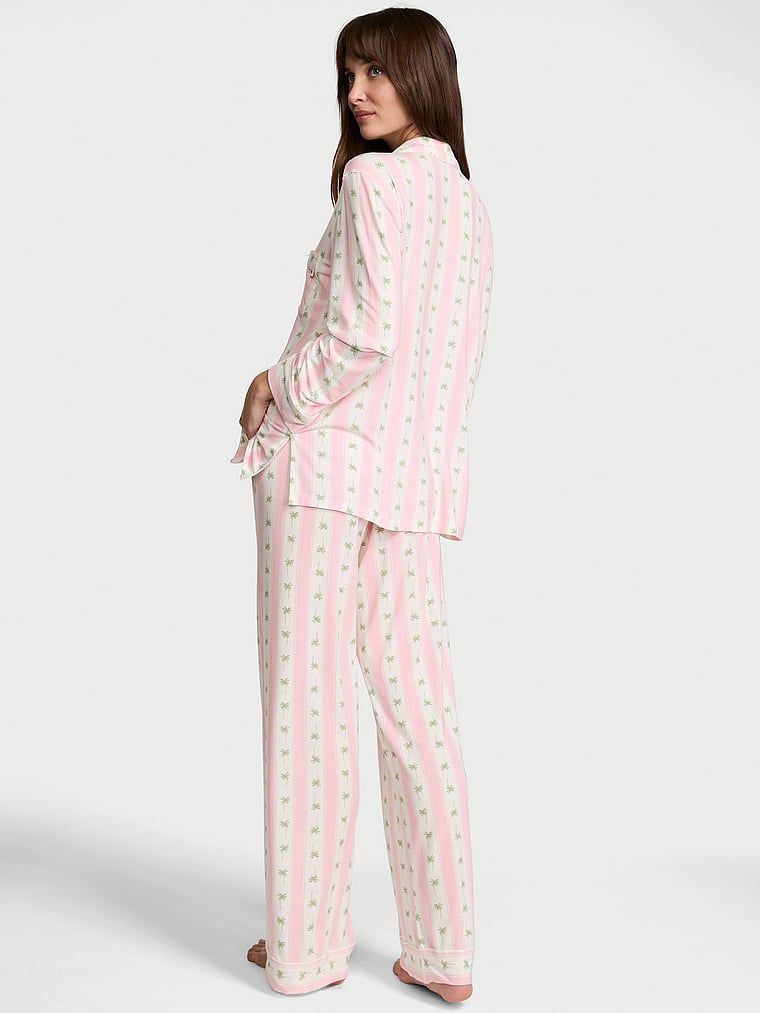Pijamale lungi făcute din SoSoft modal. Produsul este modelat și provine din colecția Victoria's Secret.