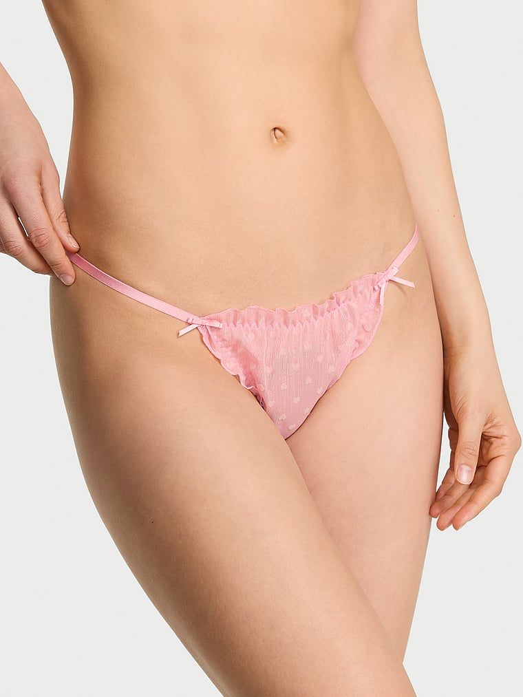 Tanga cu șifon în formă de inimă. Produsul este modelat și provine din colecția Dream Angels.