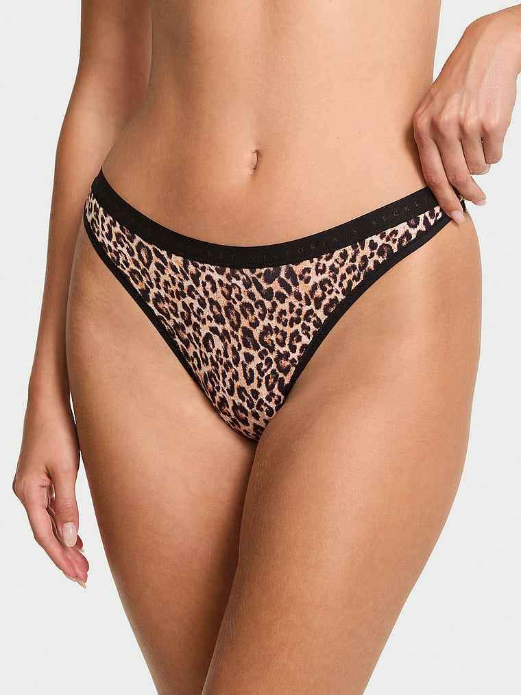 Tanga din bumbac High-Leg Scoop. Produsul este modelat și provine din colecția Body by Victoria.