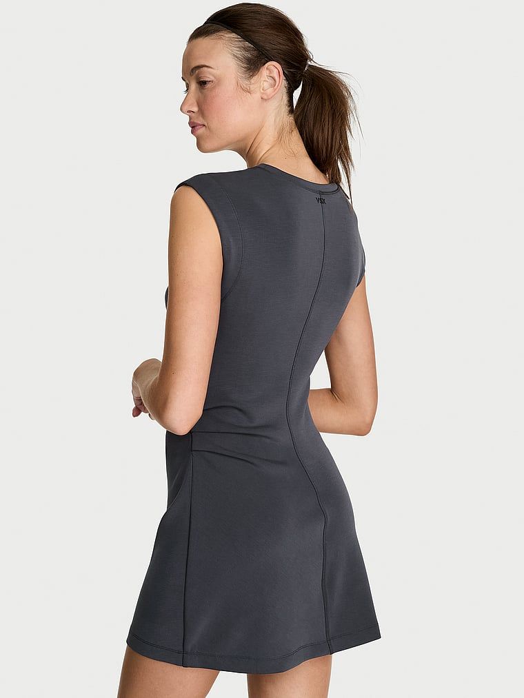 Mini rochie tricotată la categoria pană. Produsul este negru și provine din colecția VSX.