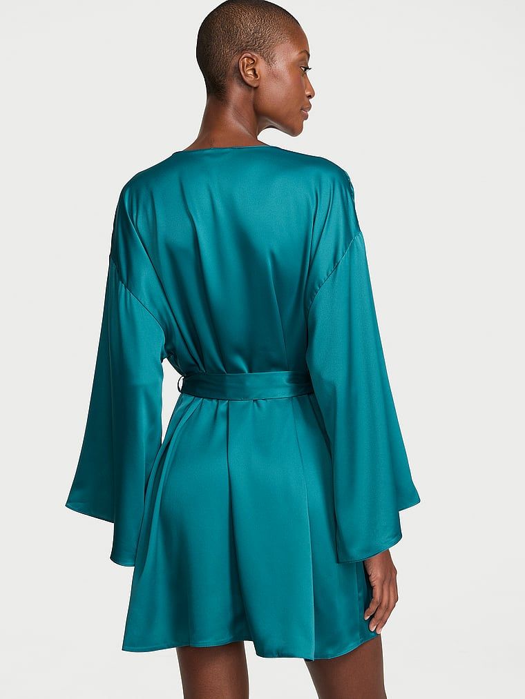 Halatul de satin scurt. Produsul este albastru și provine din colecția Victoria's Secret.