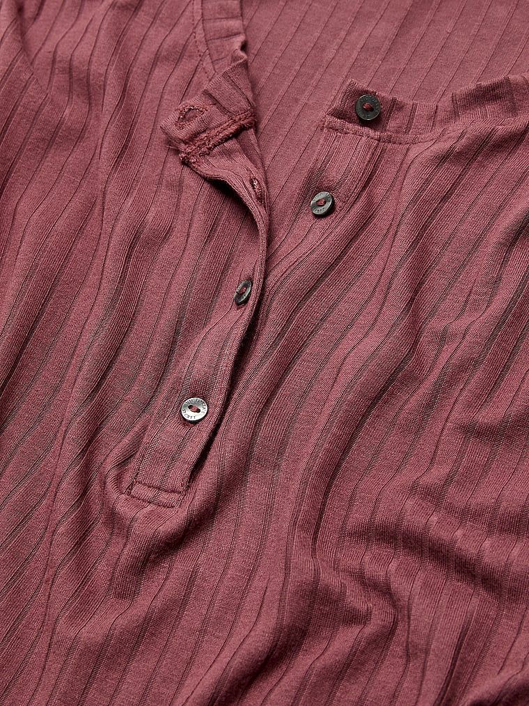 Set modal - Bluză de lounge și pantaloni scurți. Produsul este roz și provine din colecția Victoria's Secret.