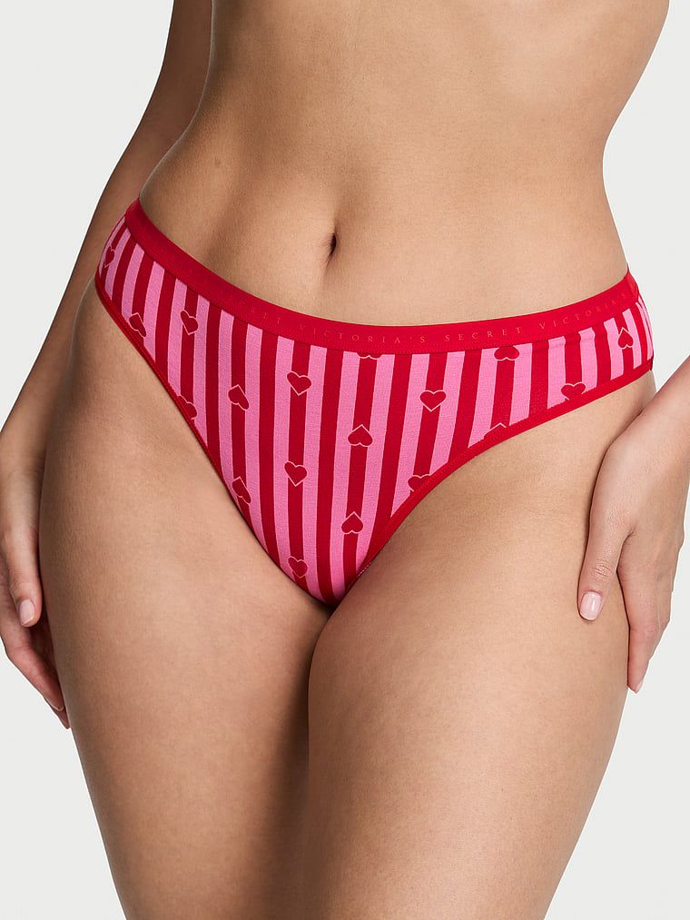 Chiloți de bumbac Bikini. Produsul este modelat și provine din colecția Victoria's Secret.
