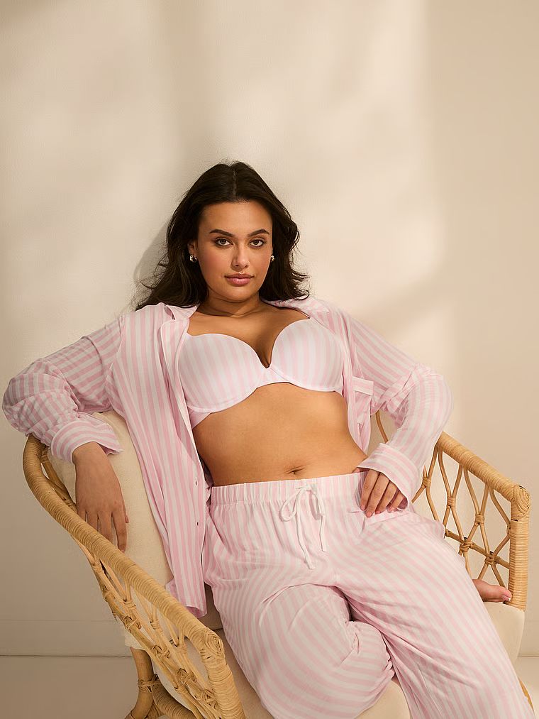 Pijamale modale lungi. Produsul are un model în dungi și provine din colecția Victoria's Secret.