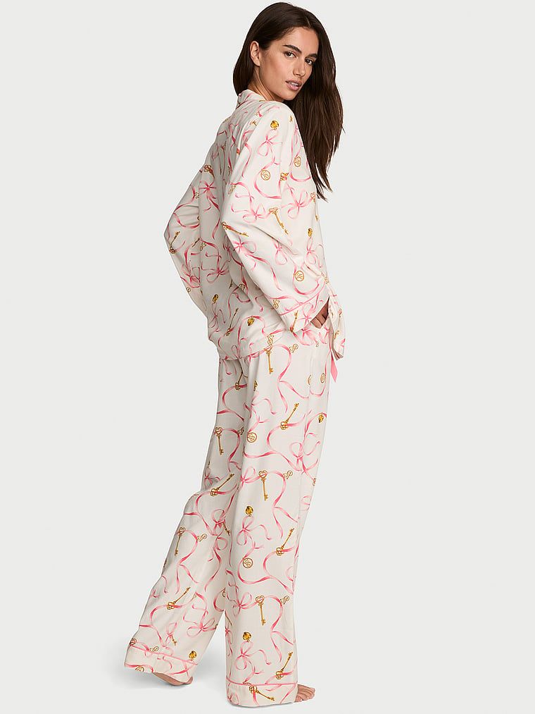 Pijamale din flanel cu pantaloni lungi. Produsul are o culoare cu model și provine din colecția Victoria's Secret.