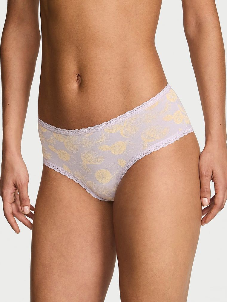 Chiloți de bumbac cu dantelă pe margini, dantelă-talie obraznică. Produsul este modelat și provine din colecția Lace Trim.