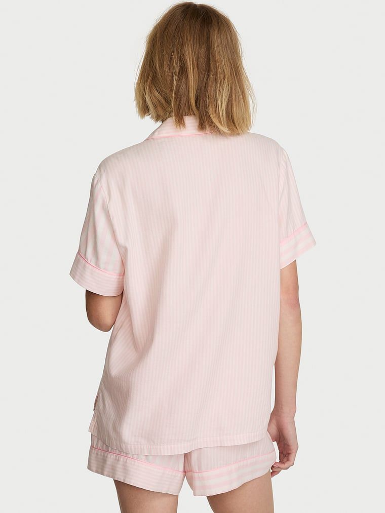 Pijamale din flanel cu pantaloni scurți. Produsul are o culoare cu model și provine din colecția Victoria's Secret.