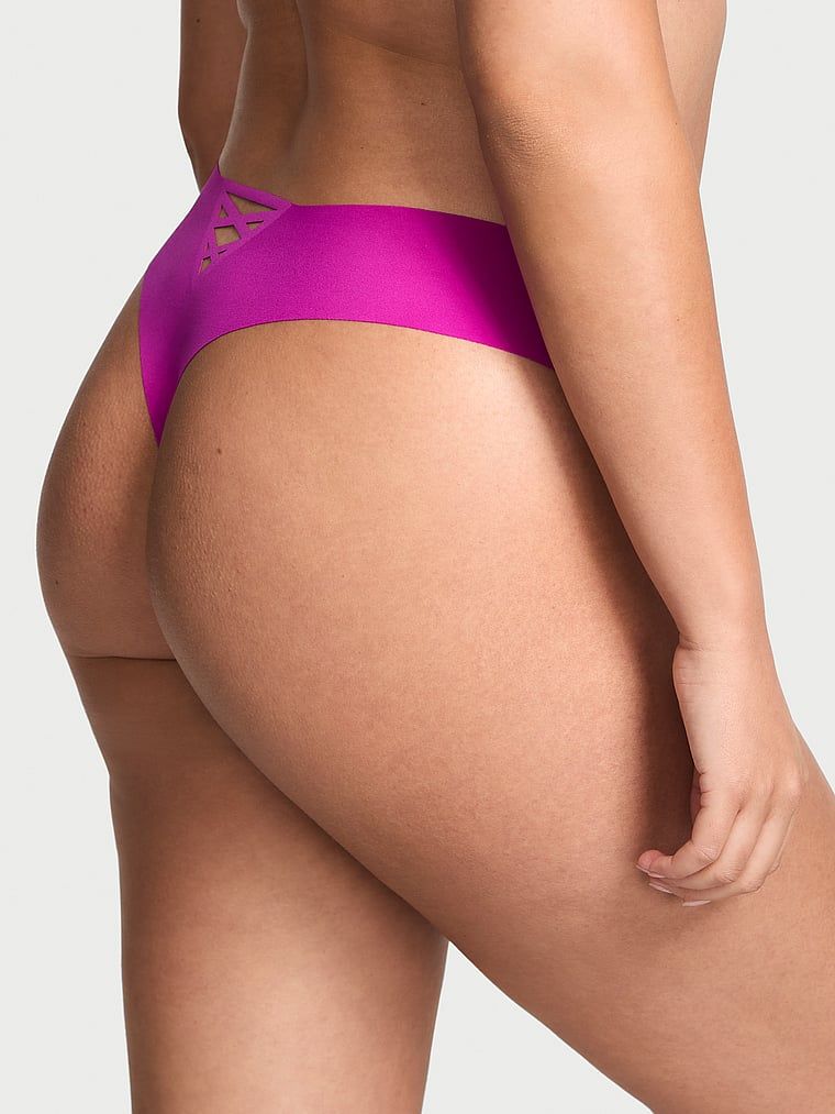 Tanga fără cusături cu bretele în spatele curelei No-Show. Produsul este de culoare violet și provine din colecția No-Show.