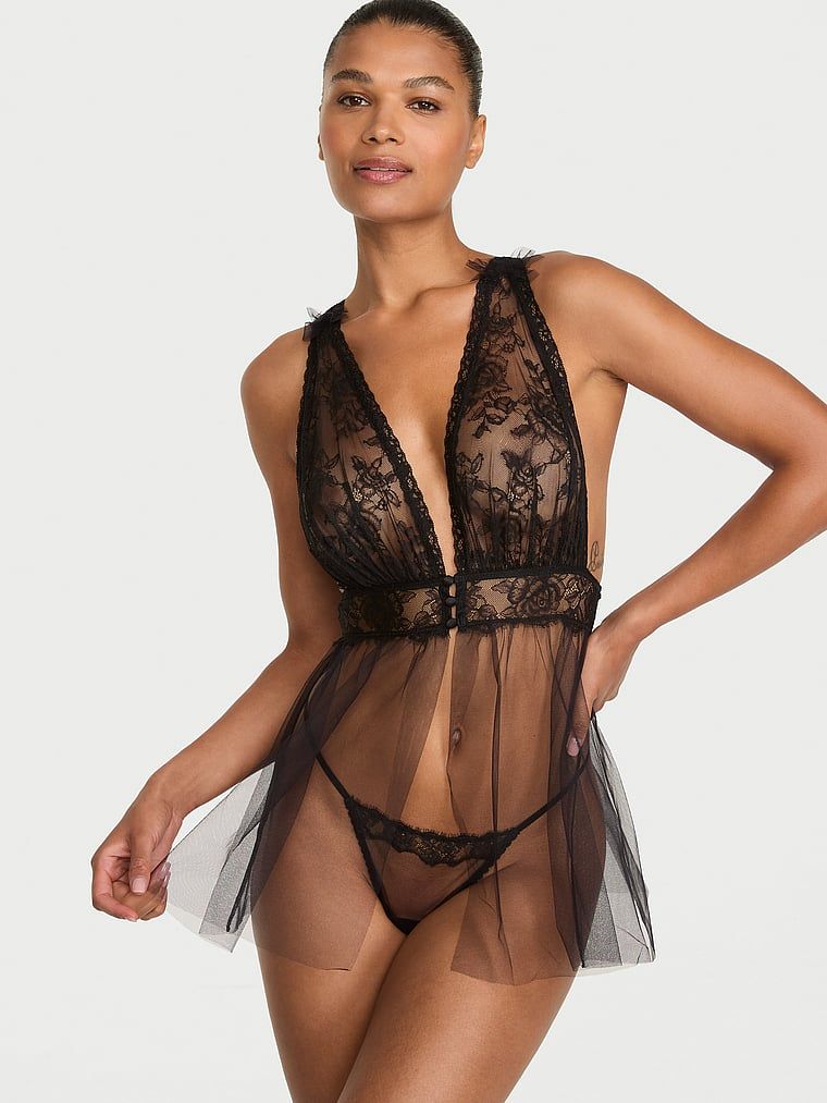 Jupon și tanga din dantelă. Produsul este negru și provine din colecția Very Sexy.