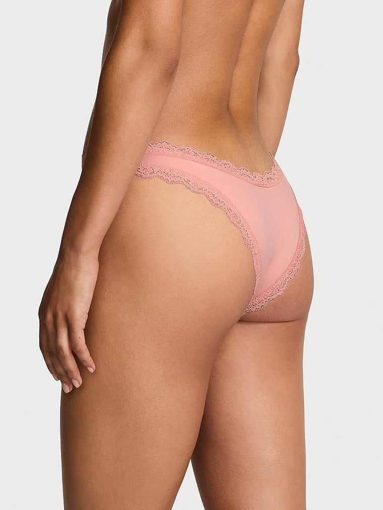 Chiloți brazilieni cu dantelă Trim brazilian. Produsul este roz și provine din colecția Body by Victoria.