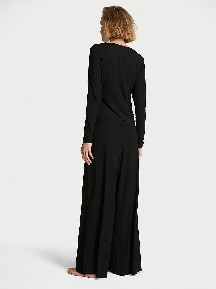 Pijamale făcute din SoSoft modal. Produsul este negru și provine din colecția Victoria's Secret.