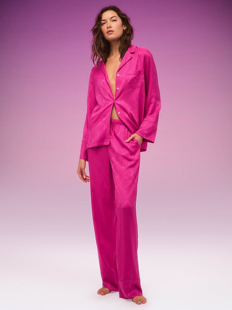 Pijamale semnătură din satin cu mâneci lungi. Produsul este roz și provine din colecția Victoria's Secret.