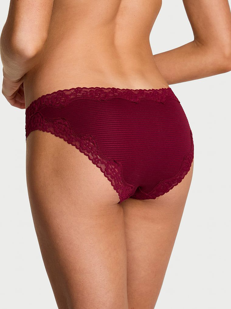 Chiloți de bumbac cu dungi cu dantelă pe marginile bikiniului. Produsul este de culoare roșie și provine din colecția Lace Trim.