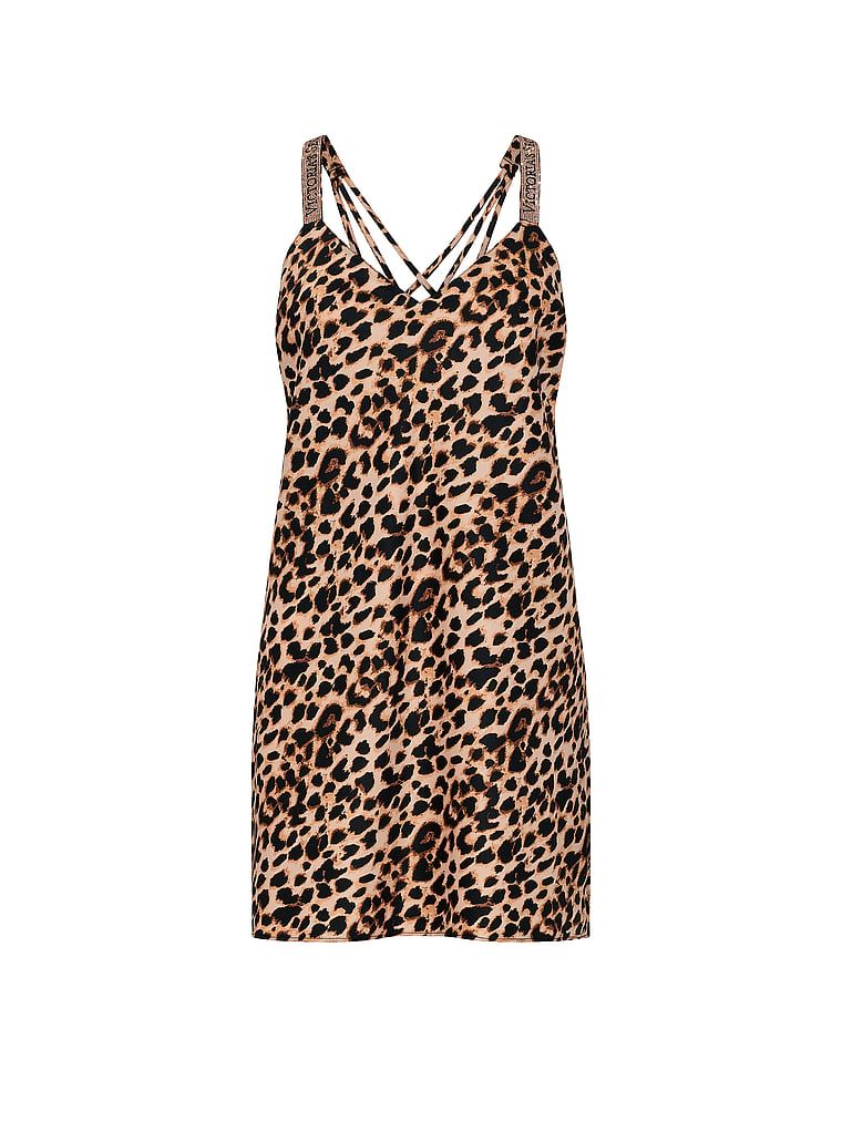 Cămașă de noapte din satin cu bretele și dungi lucioase pe spate, Shine Strap Slip. Produsul este modelat și provine din colecția Very Sexy.