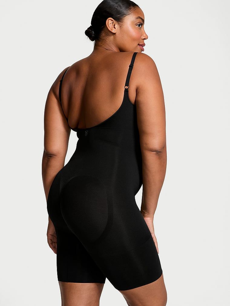 Salopeta modelatoare Shapewear by Victoria cu pantaloni scurți. Produsul este negru și provine din colecția Victoria's Secret.