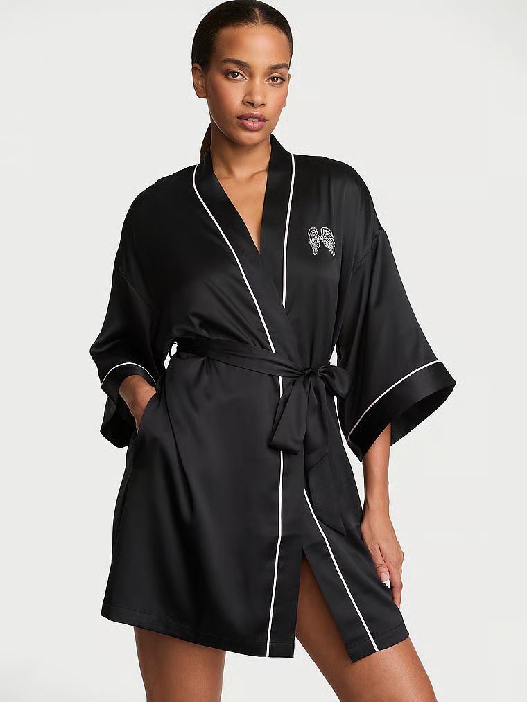 Halatul scurt din satin Signature Fashion Show 2026. Produsul este negru și provine din colecția Victoria's Secret.