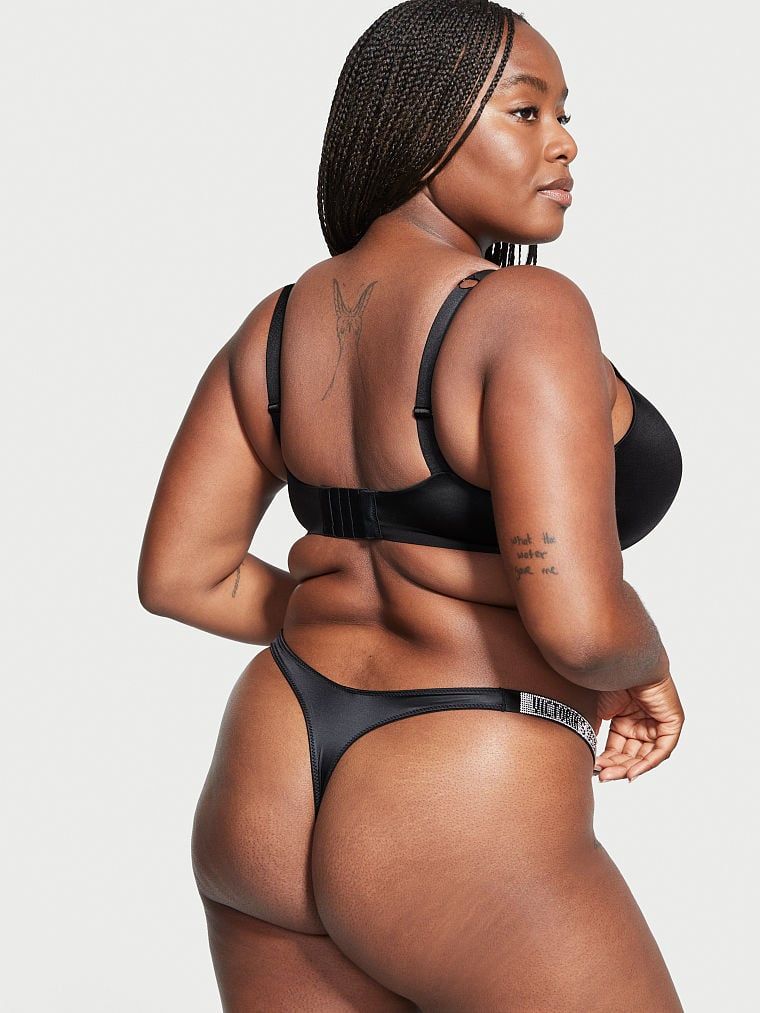 Tanga cu bretele strălucitoare Shine. Produsul este negru și provine din colecția Very Sexy.