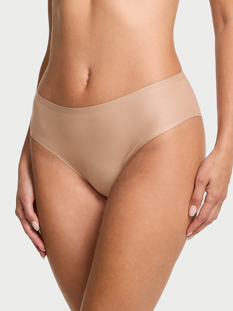 Chiloți bikini flexibili din microfibră. Produsul este bej și provine din colecția Body by Victoria.
