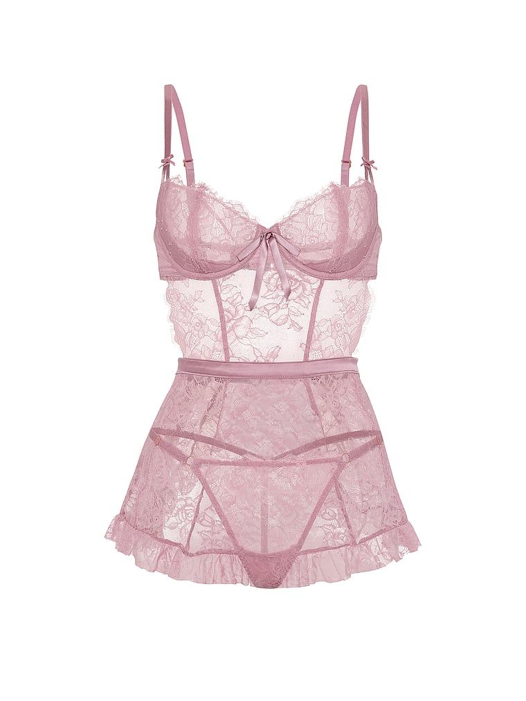 Șorț și tanga din dantelă cu trandafiri răi. Produsul este roz și provine din colecția Victoria's Secret.