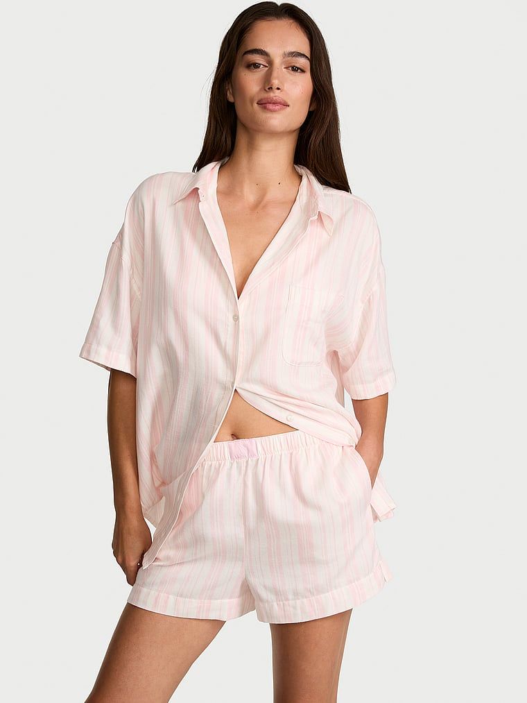 Vumbac și pijamale modale - bluză și pantaloni scurți. Produsul este modelat și provine din colecția Victoria's Secret.