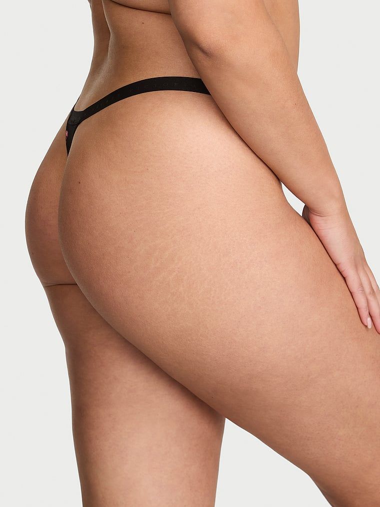 Tanga de bumbac elastic. Produsul este modelat și provine din colecția Victoria's Secret.