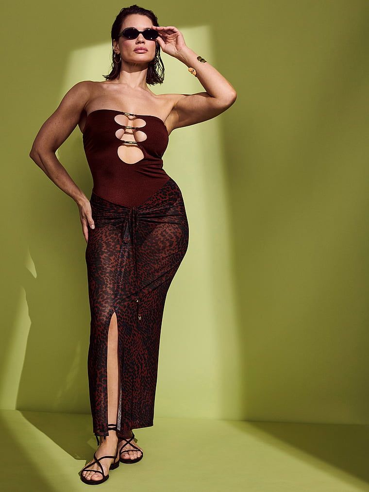 Fustă 2-în-1 și rochie pentru plajă Beachwear. Produsul este modelat și provine din colecția Victoria's Secret Swim.