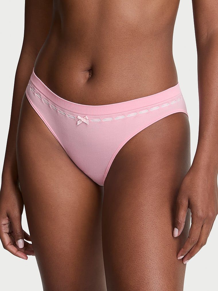 Chiloți bikini cu sloturi cu panglică fără cusură. Produsul este roz și provine din colecția Seamless (Seamless Collection).