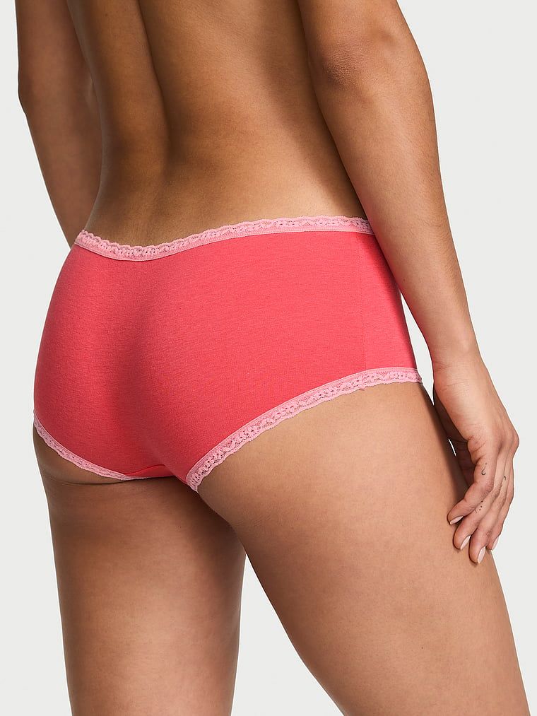 Pantaloni scurți de bumbac cu dantelă pe margini: Boyshort cu margini din dantelă. Produsul este roșu și provine din colecția Lace Trim.